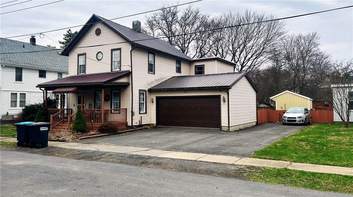 Attached, Exterior, Facade, Farmhouse