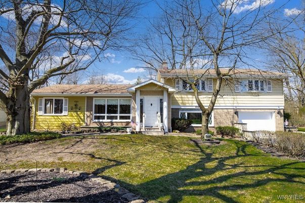 Exterior, Facade, Raised Ranch