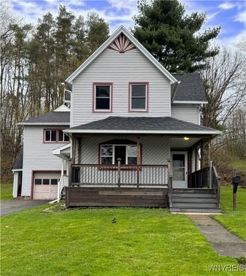 Attached, Exterior, Facade, Queen Anne Victorian