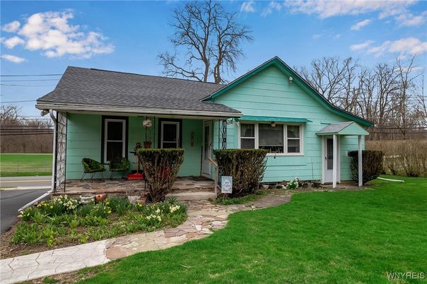 Exterior, Facade, Ranch