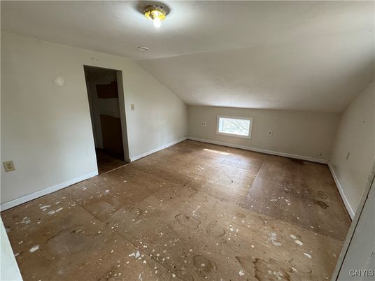 Empty room, Interior