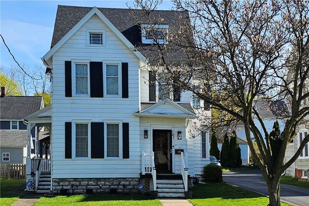 Exterior, Facade, Queen Anne Victorian