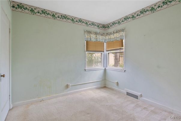 Empty room, Interior
