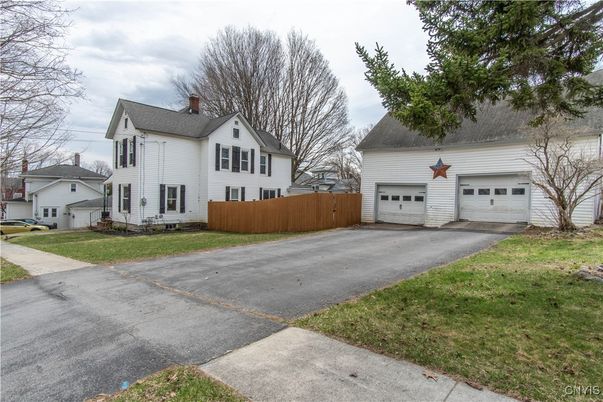 Attached, Exterior, Facade, Cape Cod