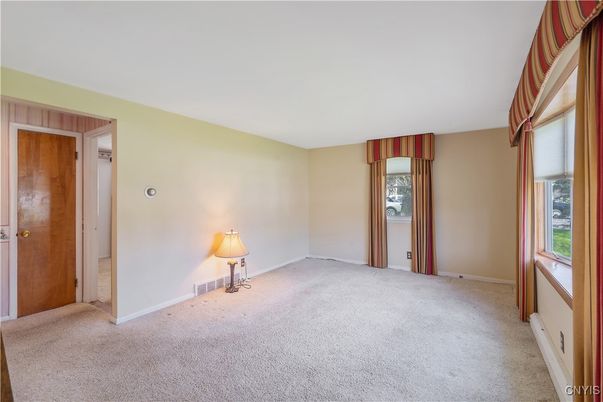 Empty room, Interior