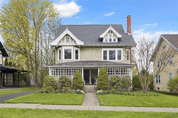 Exterior, Facade, Queen Anne Victorian
