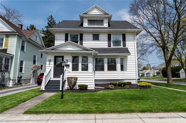Exterior, Facade, American Foursquare