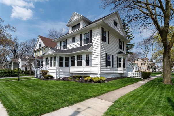 Exterior, Facade, Queen Anne Victorian