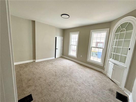 Empty room, Interior