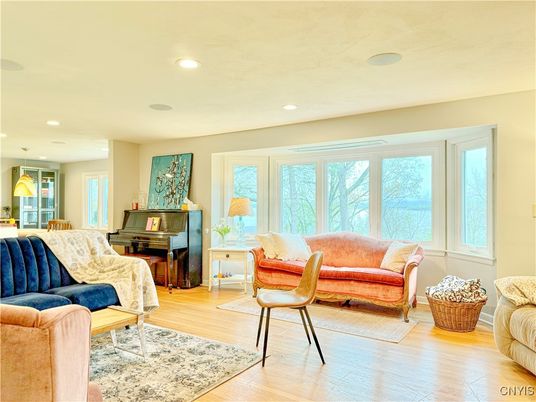 Interior, Living room, Pendant Lights, Piano, Recessed Lighting, Wood Texture Flooring