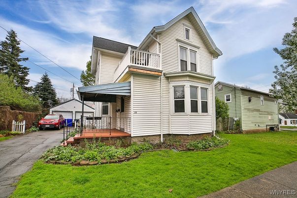 Backyard, Exterior, Facade, Queen Anne Victorian