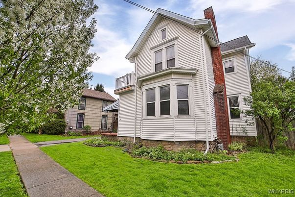 Exterior, Facade, Brick Facade, Queen Anne Victorian