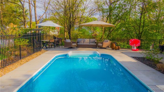 Exterior, Pool