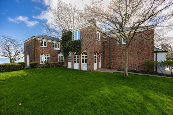 Backyard, Exterior, Facade, Brick Facade, Brick Traditional