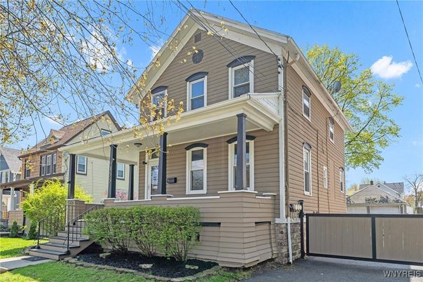 Exterior, Facade, Queen Anne Victorian