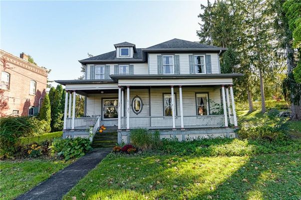 Exterior, Facade, American Foursquare