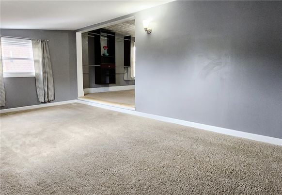 Empty room, Interior