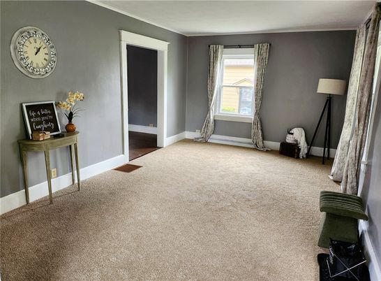 Empty room, Interior