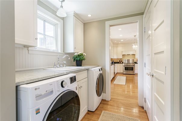 Interior, Recessed Lighting, Washer, Wood Texture Flooring