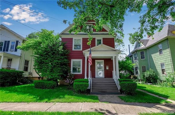 Exterior, Facade, Queen Anne Victorian