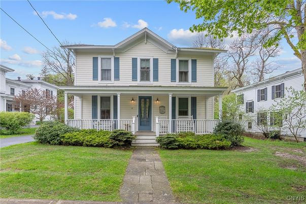 Exterior, Facade, American Foursquare