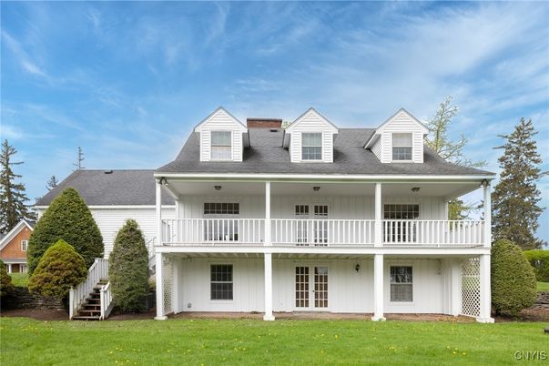 Exterior, Facade, Farmhouse