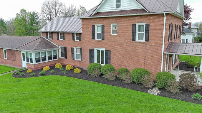 Exterior, Facade, Brick Facade, Georgian