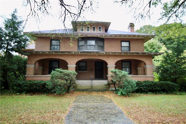 Exterior, Facade, American Foursquare