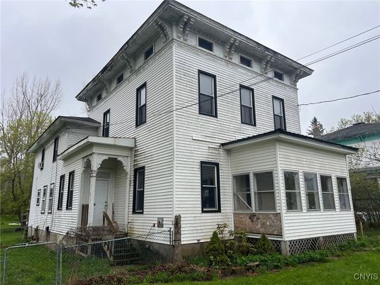 Exterior, Facade, American Foursquare