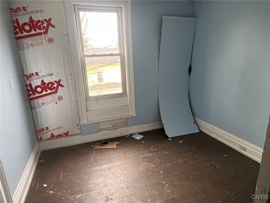 Empty room, Interior
