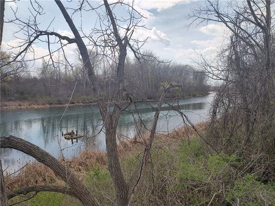 Exterior, Lake