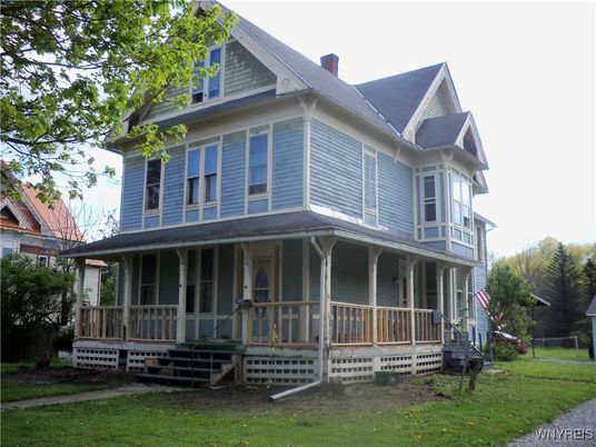 Exterior, Facade, Queen Anne Victorian