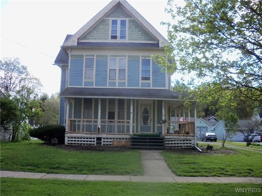 Exterior, Facade, Queen Anne Victorian
