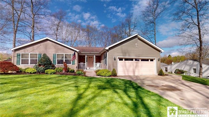 Attached, Exterior, Facade, Ranch