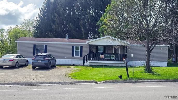 Exterior, Facade, Ranch
