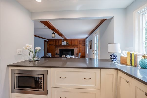 Fireplace, Interior, Kitchen, Recessed Lighting