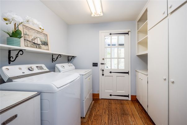Interior, Washer, Wood Texture Flooring