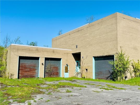 Attached, Backyard, Exterior, Facade, Brick Facade, Modern