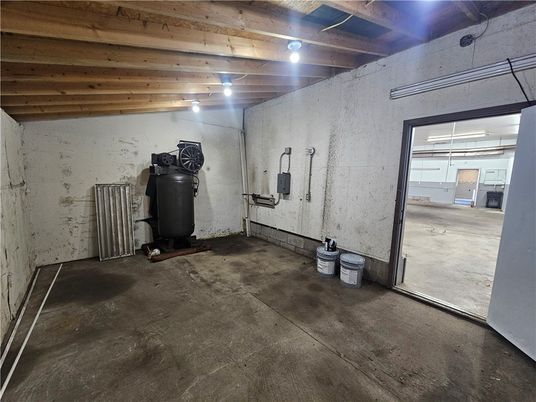 Empty room, Fitness Equipment, Interior, Wooden Beams