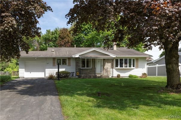 Attached, Exterior, Facade, Ranch