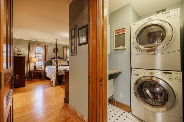 Bedroom, Interior, Utility Closets, Washer, Wood Texture Flooring