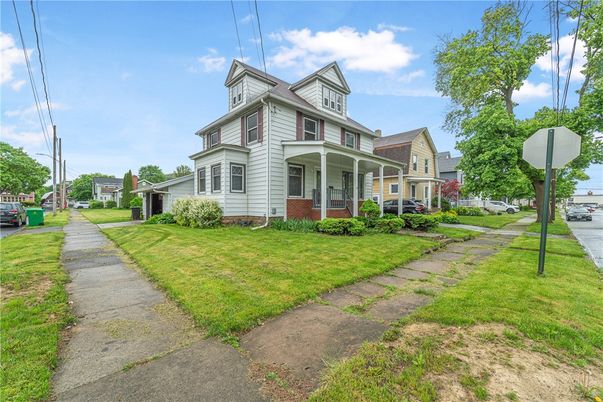 Exterior, Facade, Brick Facade, Queen Anne Victorian