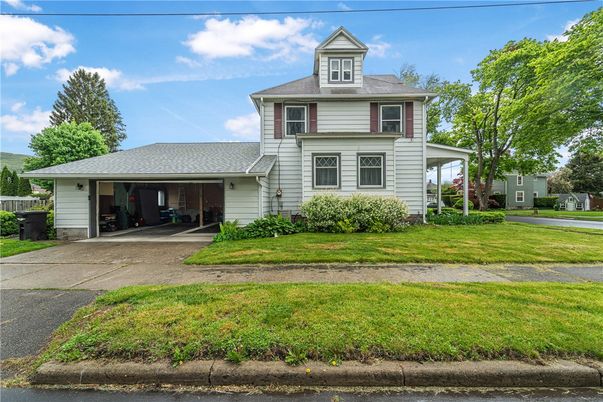 Exterior, Facade, American Foursquare