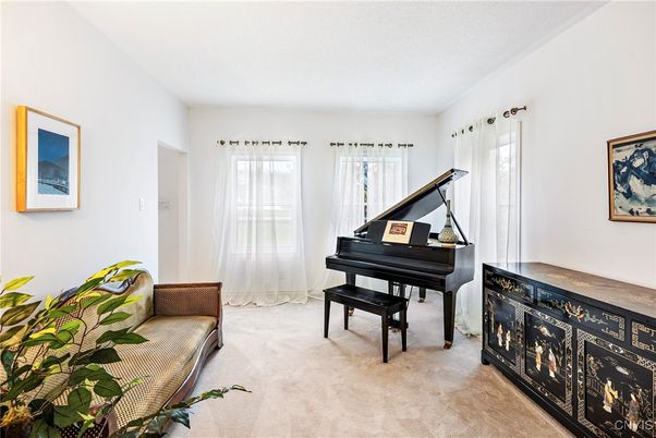 Interior, Piano