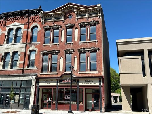 Exterior, Facade, Rowhouse