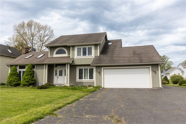Attached, Exterior, Facade, Ranch