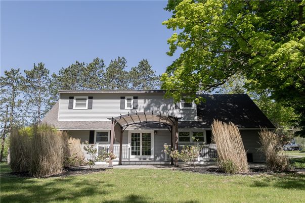 Exterior, Facade, Split Level