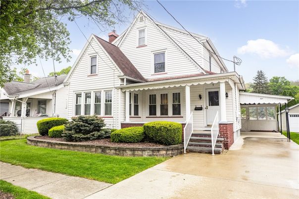 Exterior, Facade, Queen Anne Victorian