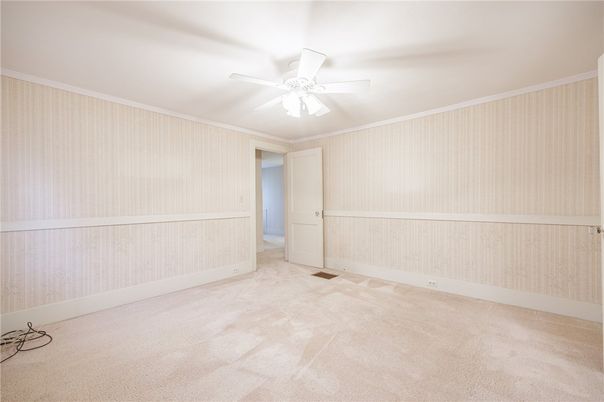Empty room, Interior