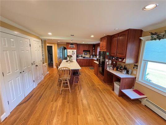Dining room, Interior, Kitchen, Pendant Lights, Recessed Lighting, Wood Texture Flooring